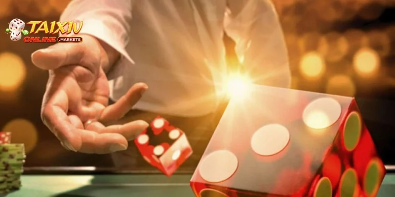 Dealer người thật đang thực hiện thao tác xóc bát trong sảnh tài xỉu truyền thống